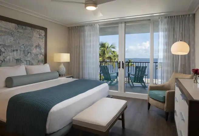 Image for room 1KOVAR - 1KOV One bdrm ocean view with king bed guestroom.webp